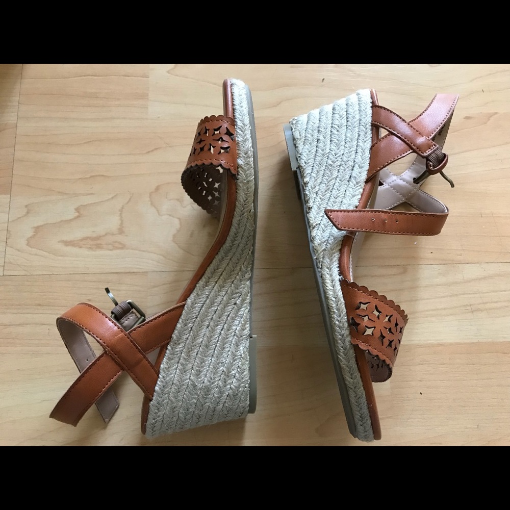 GH Bass Size 8 Tan Wedges